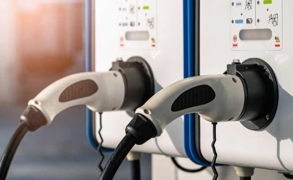 électricien, borne de recharge électrique